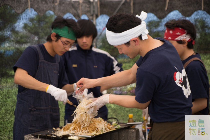 生徒と先生が協力して焼きそば作り