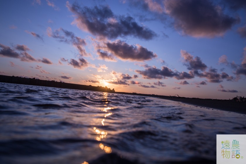 日本海の波と夕陽
