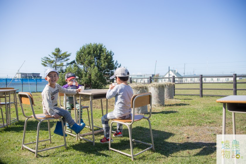 子どもたちも牧草ロールに大喜び