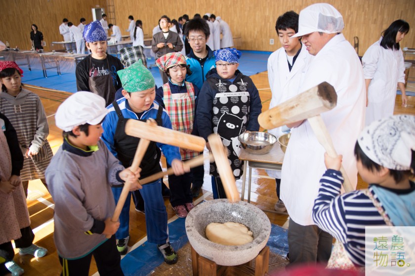 小学生と一緒に餅つき