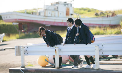 学校のすぐ近くにある港で、おしゃべり。