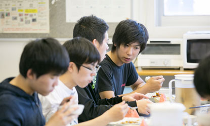 朝夕の食事はみんなで「いただきます」